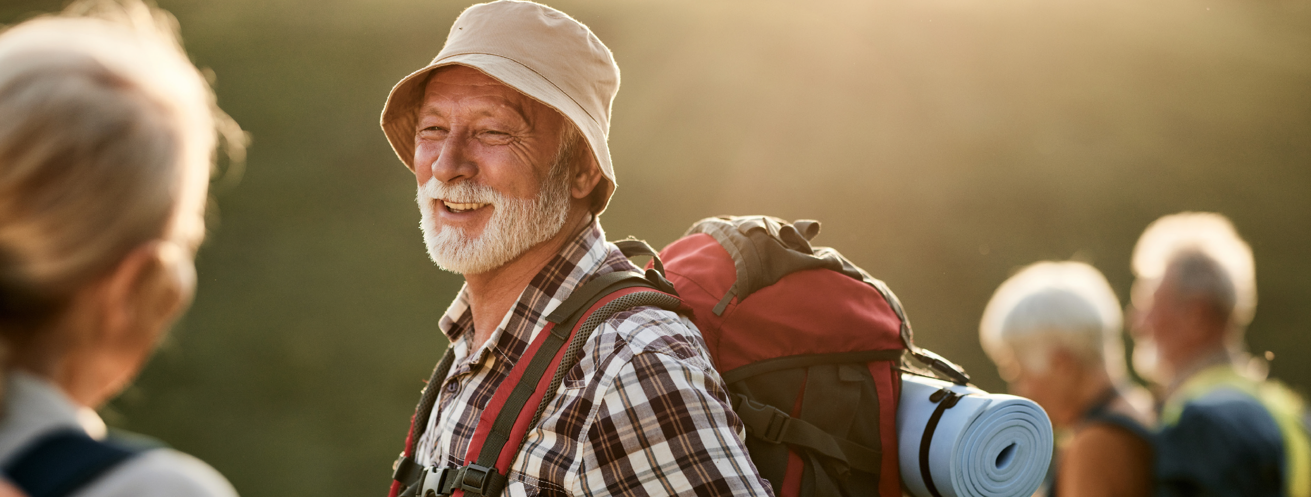 Älterer Mann mit Freunden beim Wandern.